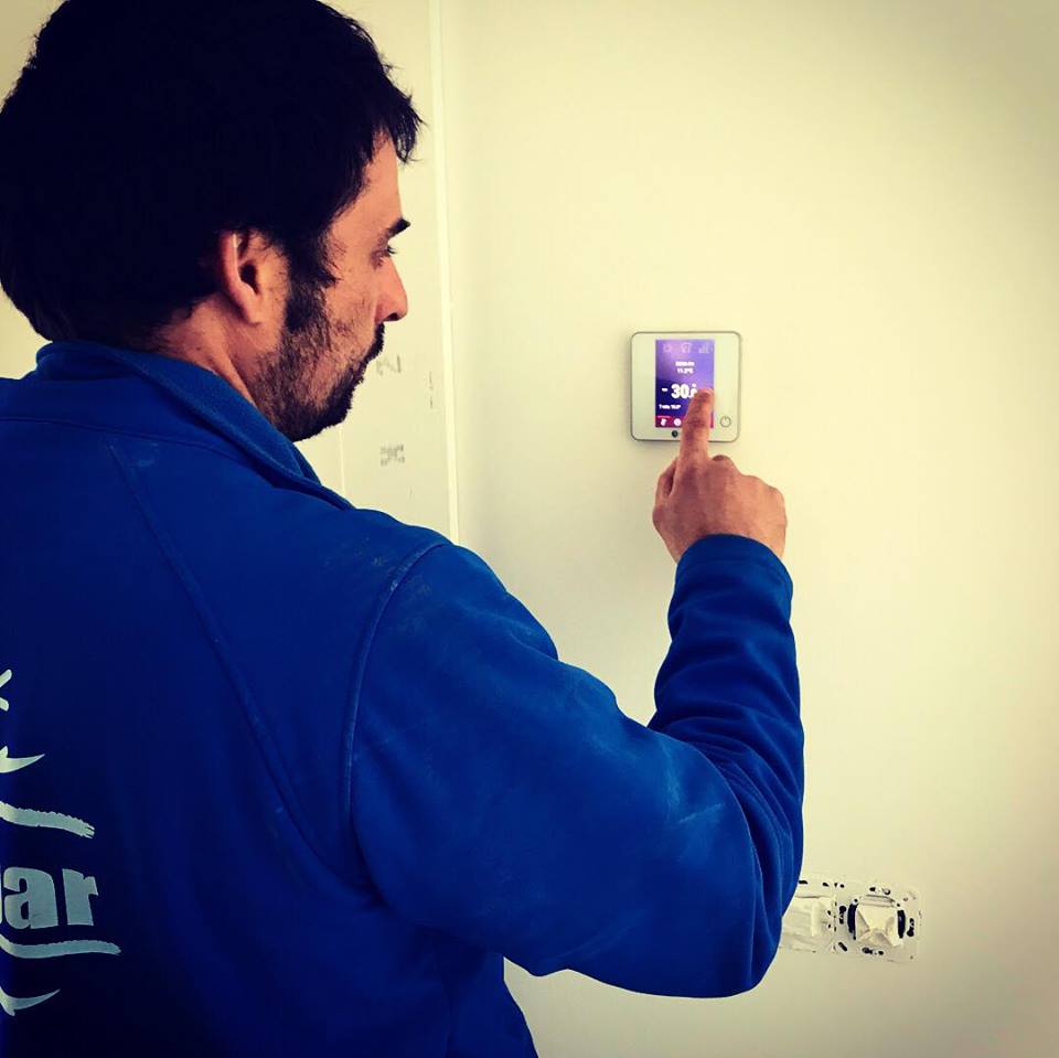 Técnico de Climagar configurando un termostato Airzone de zonificación en una vivienda