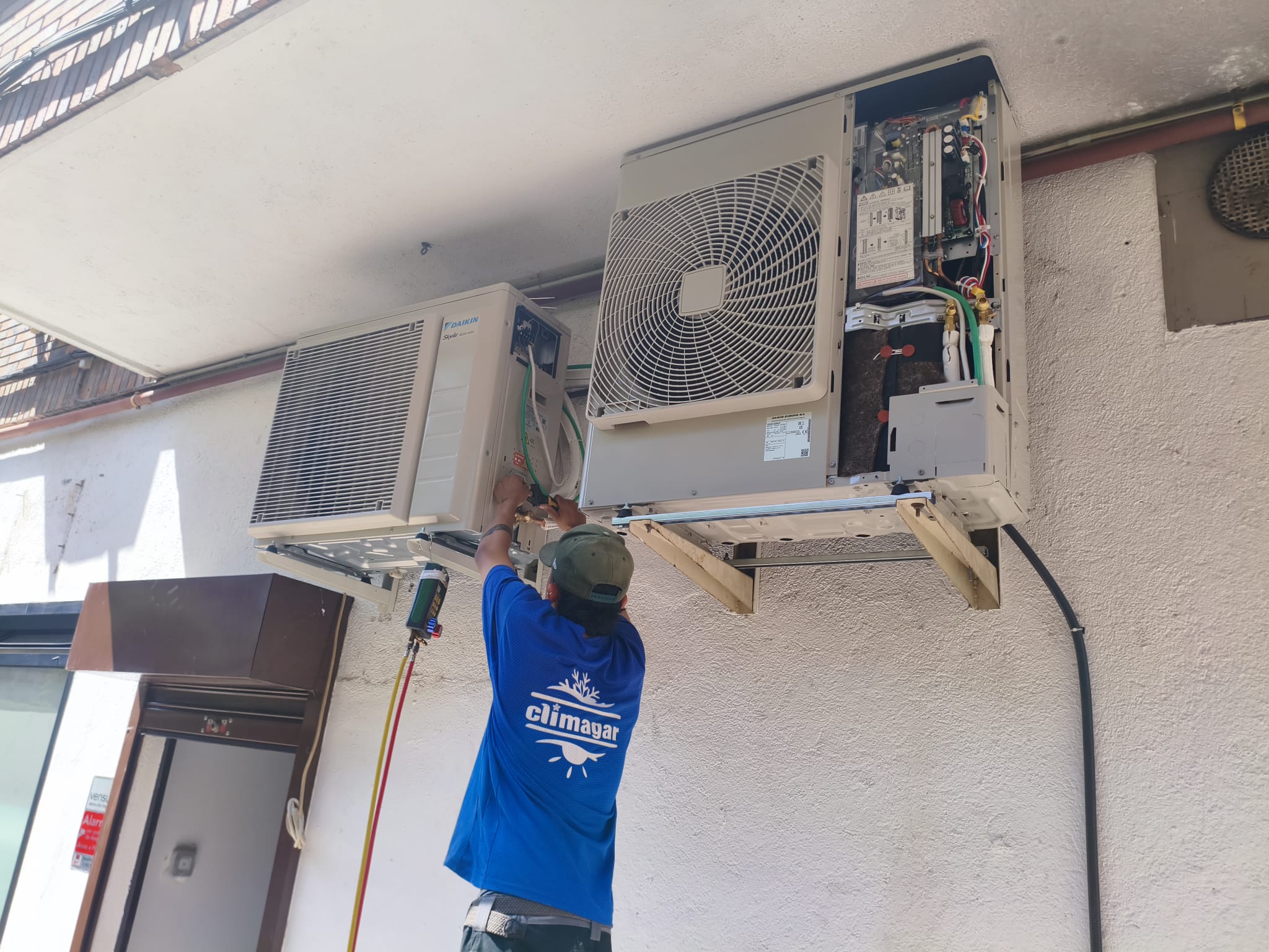Unidad exterior Daikin instalada sobre soporte en fachada de ladrillo en Móstoles